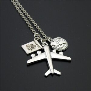 Pendentif avec avion, passeport
